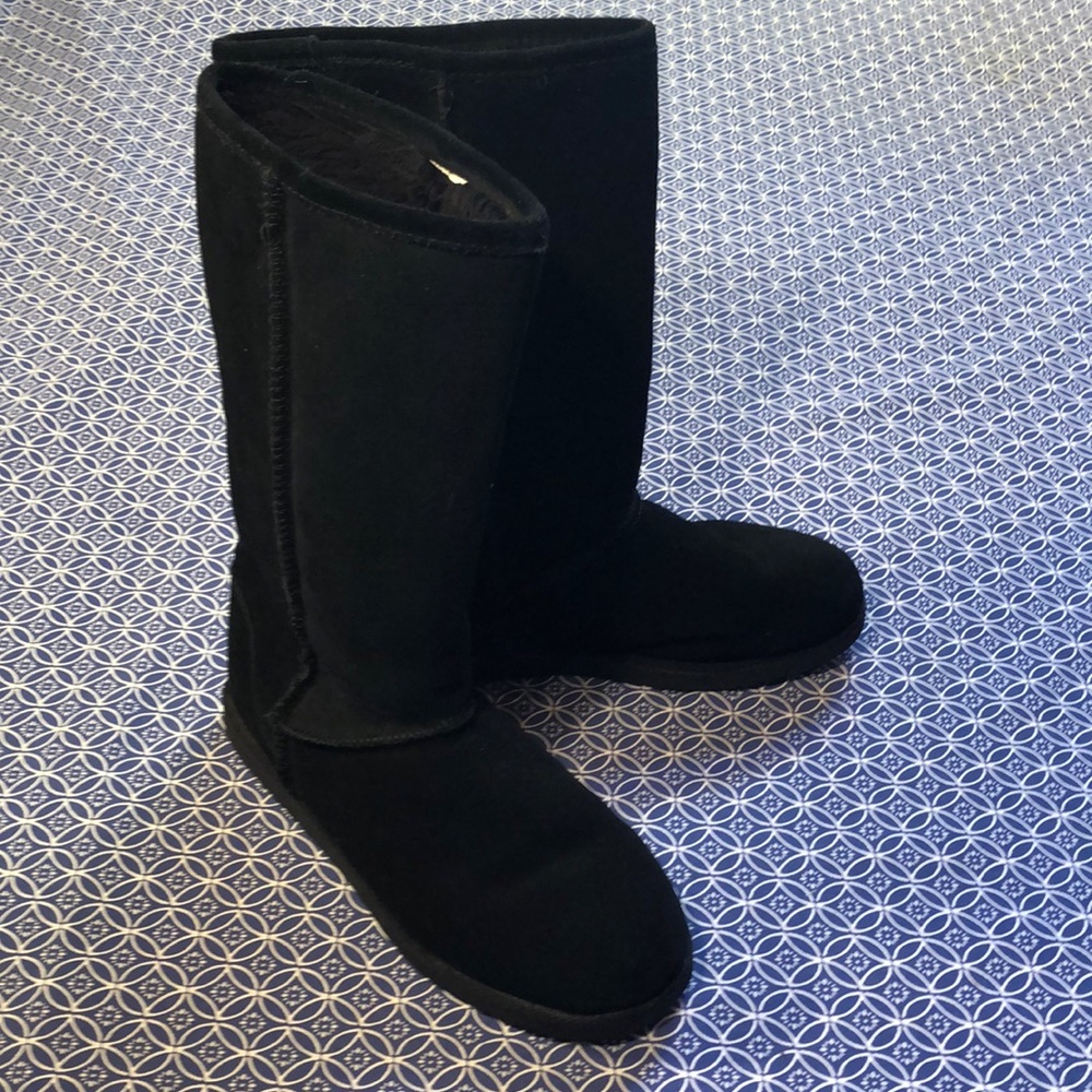 Black suede (vegan?) boots - Ugg copy